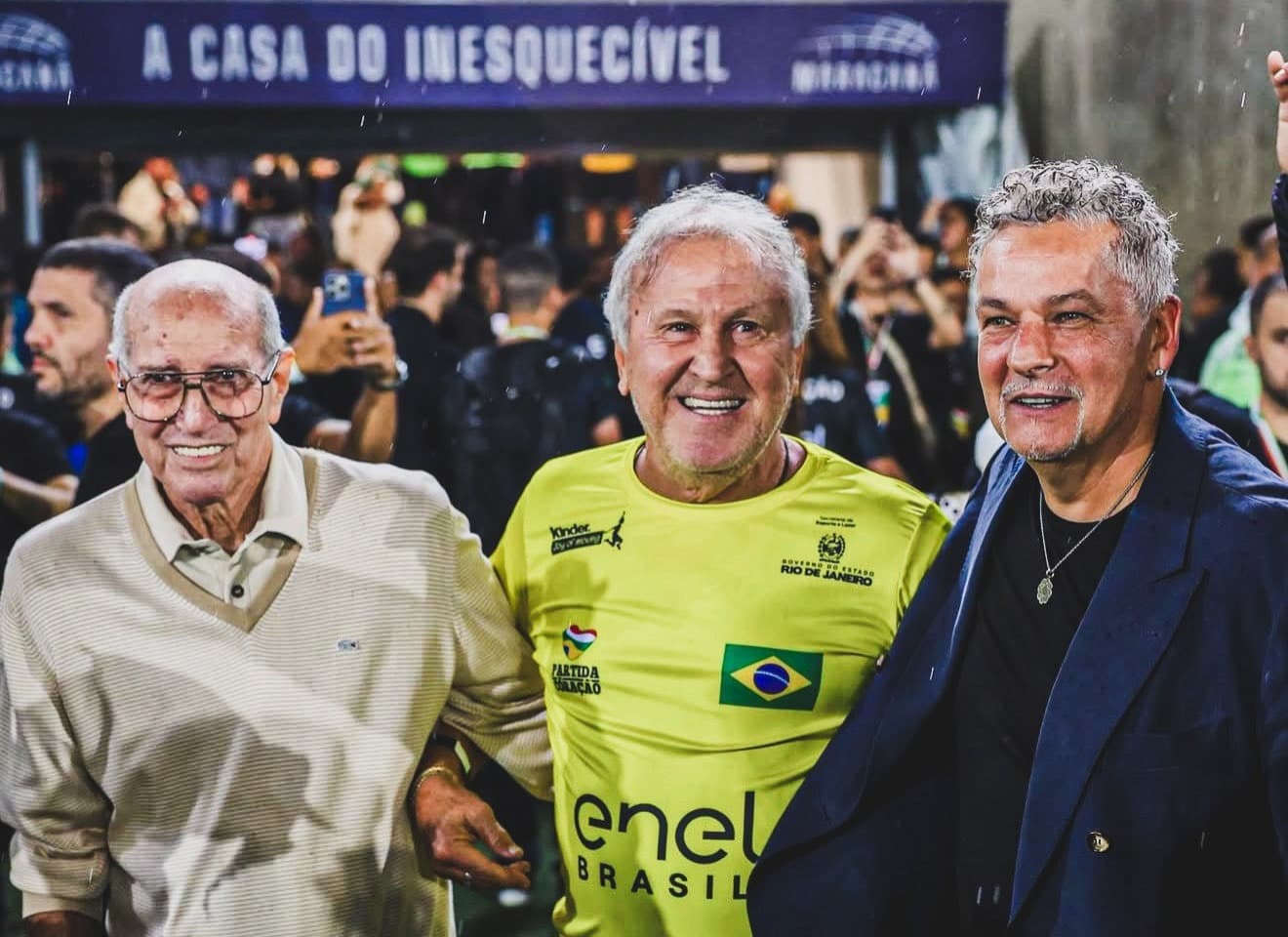 Zico com Gerson e Roberto Baggio no Maracanã