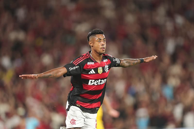 Bruno Henrique comemorando gol diante o Sport, no Brasileirão, com os braços abertos