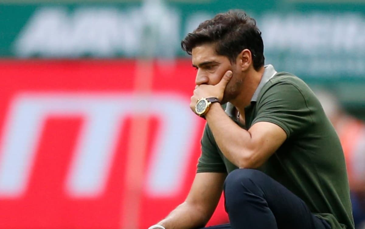 Abel Ferreira pensativo em jogo do Palmeiras; Weverton não deve ser titular contra Flamengo