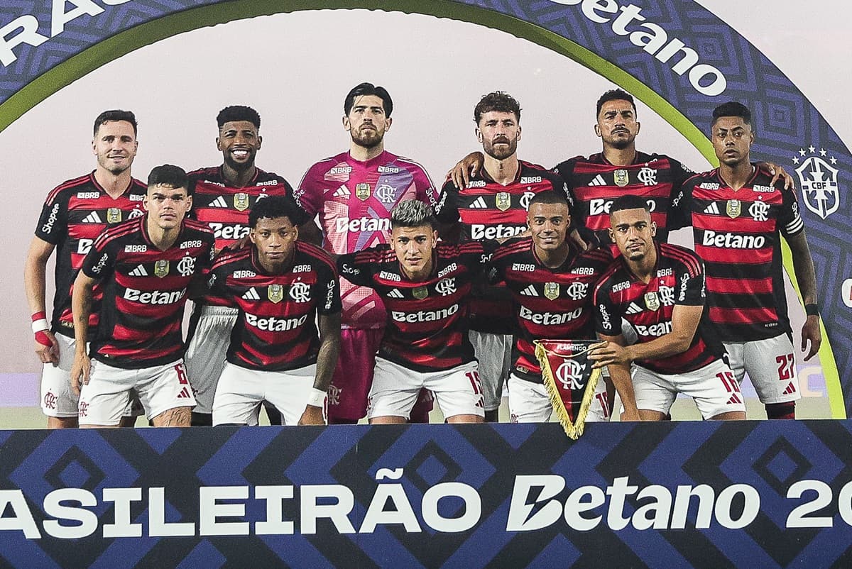 Jogadores do Flamengo alinham em pose de escalação para foto antes de jogo contra o Sport