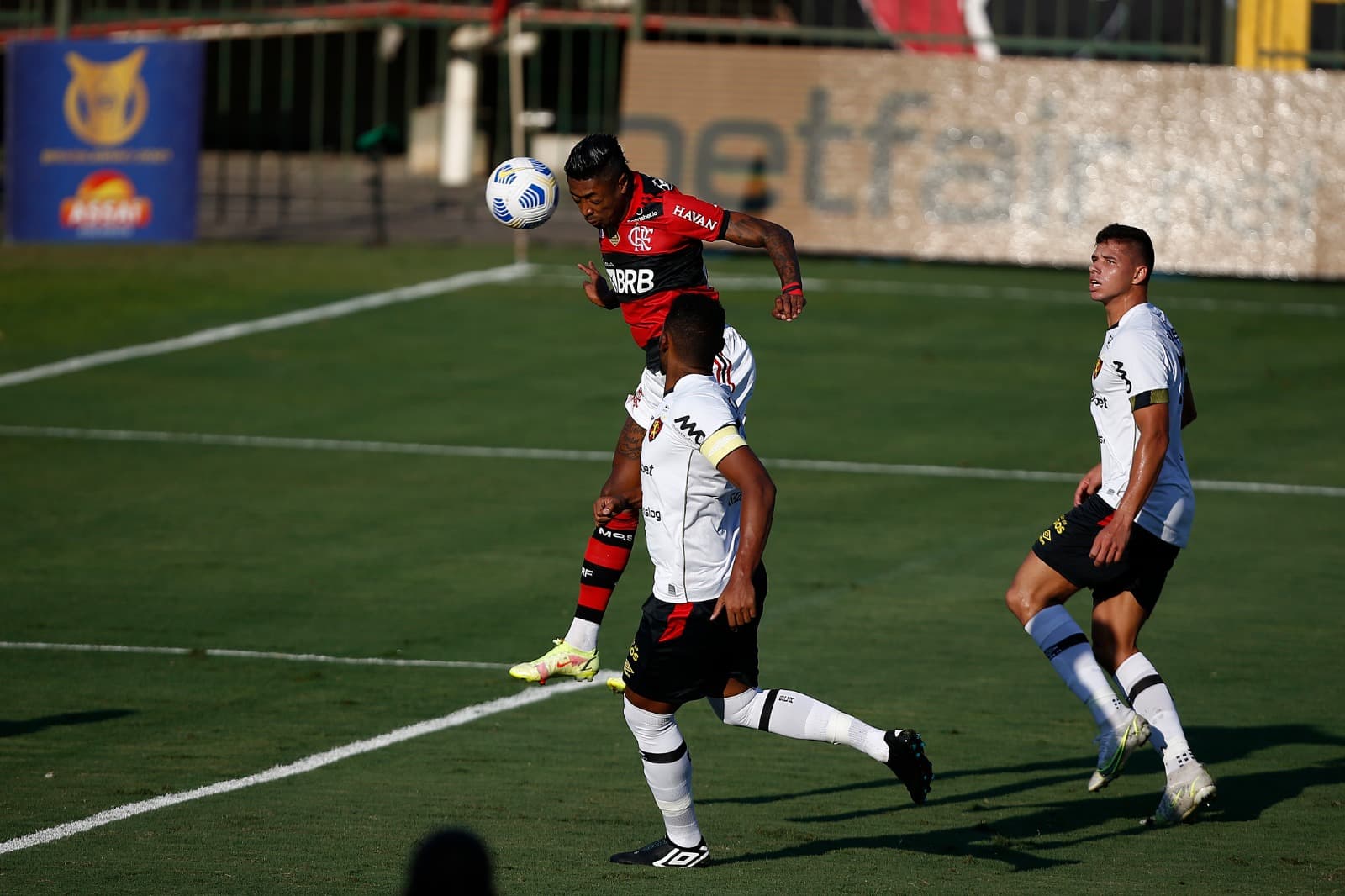 Bruno Henrique, do Flamengo, marca contra o Sport Recife durante uma partida entre Flamengo e Sport Recife como parte do Brasileirão 2021, no Estádio Raulino de Oliveira, em 15 de agosto de 2021, em Volta Redonda, Brasil.