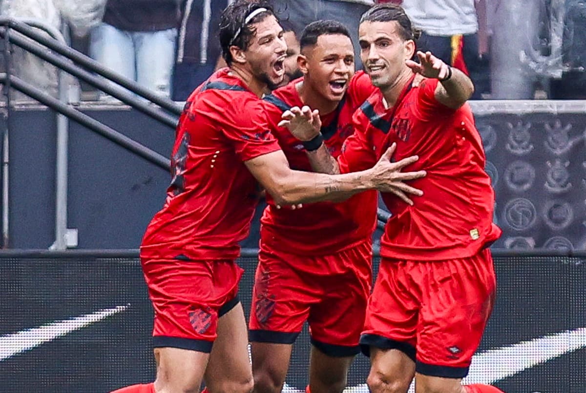 Jogadores do Sport se abraçam e comemoram gol contra o Corinthians