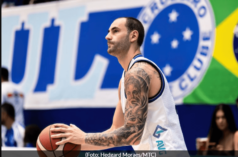 Jogador do Cruzeiro com a bola em mãos durante partida contra o Minas pelo NBB 2025, no Ginásio Dona Salomé, em Belo Horizonte.