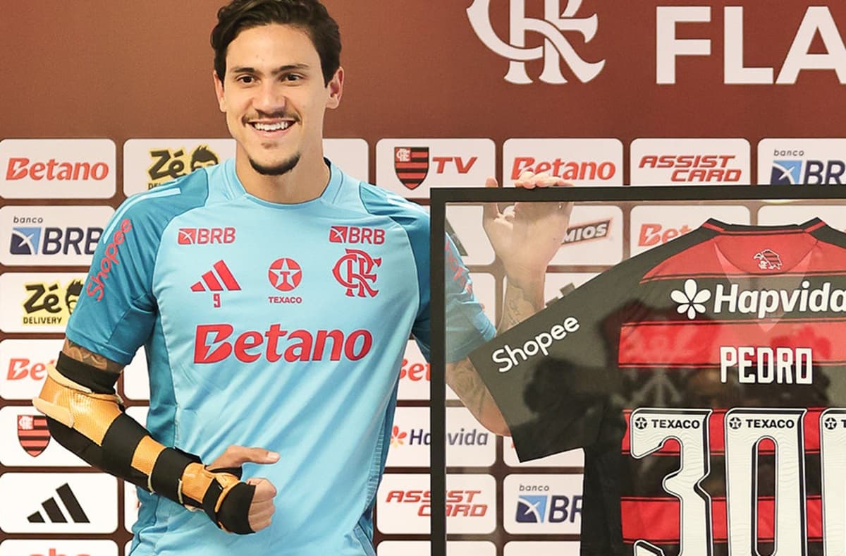Pedro com braço imobilizado em coletiva no Flamengo