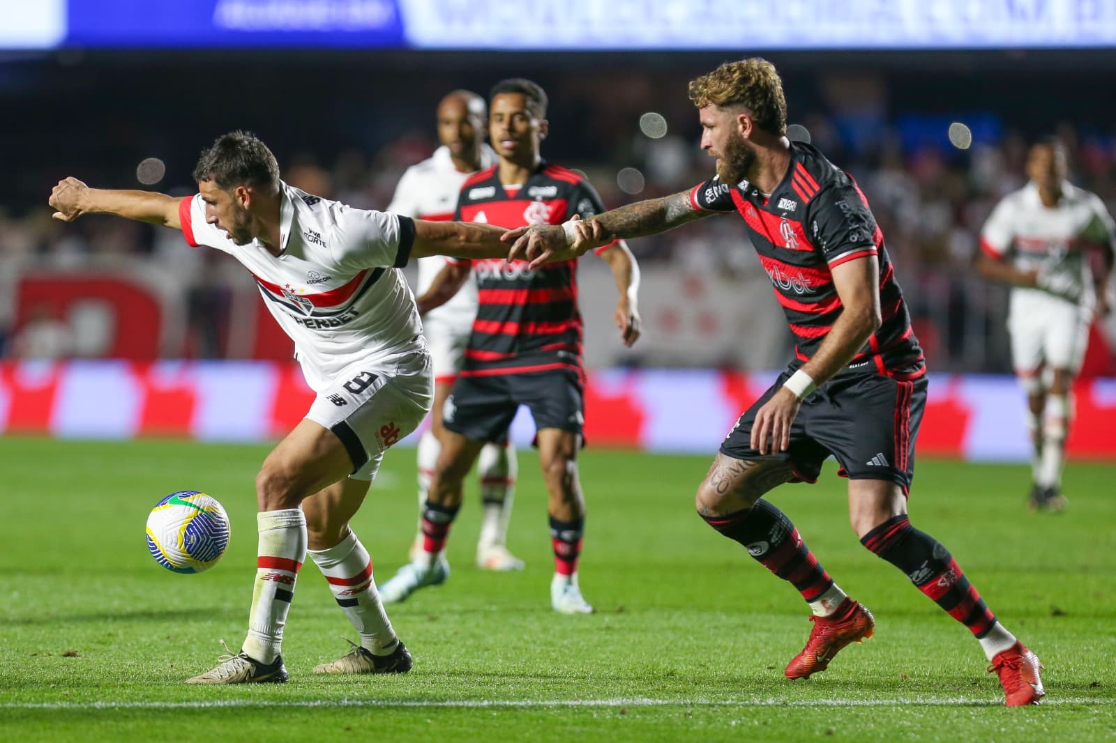 Jonathan Calleri, do São Paulo, controla a bola contra Leo Pereira, do Flamengo, durante a partida entre São Paulo e Flamengo, no Estádio MorumBIS, em 3 de agosto de 2024, em São Paulo, Brasil.