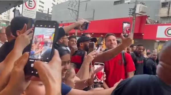 Saúl atende torcedores na chegada do Flamengo a Santos