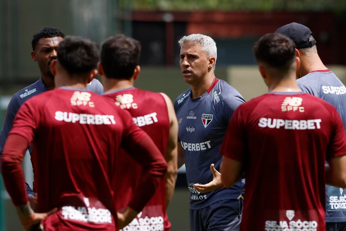 Crespo conversa com jogadores do São Paulo durante treino no CT