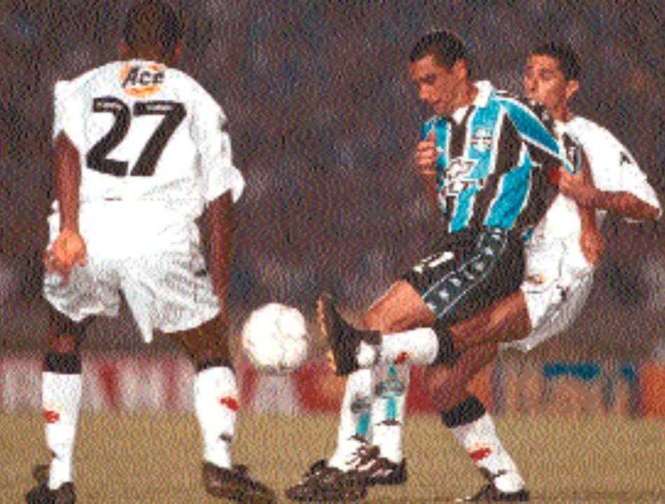 Jorginho marca Zinho, enquanto é observado por Jorginho Paulista em jogo entre Vasco e Grêmio pela Copa João Havelange de 2000