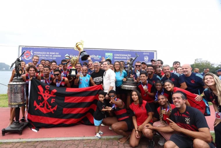 Equipe de remo do Flamengo celebrar título estadual