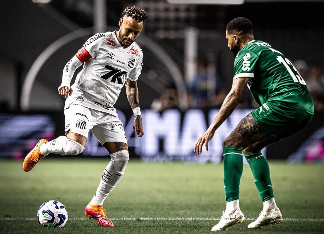 Neymar encara Murilo no um.contra um em Santos x Palmeiras