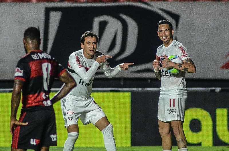Pablo, ex-atacante do São Paulo, comemorando com Luciano, atacante tricolor, gol sobre o Flamengo, na Copa do Brasil 2020