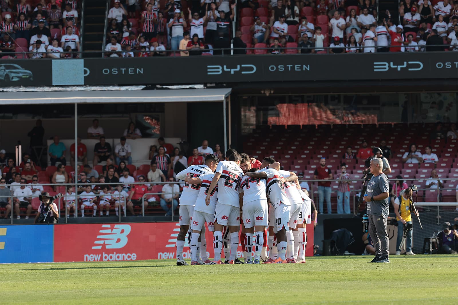 Time do São Paulo reunido antes do jogo contra o Palmeiras, no Morumbis, pelo Brasileirão, começar