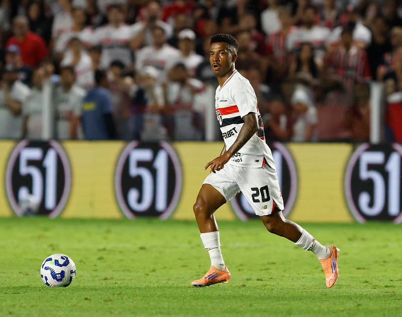 Marcos Antonio conduzindo a bola durante São Paulo x Flamengo no Brasileirão