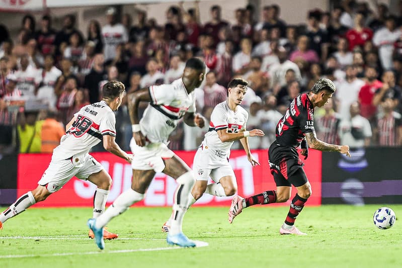 Jogadores do São Paulo, Pablo Maia, Arboleda e Bobadilla, marcando Carrascal, meia do Flamengo