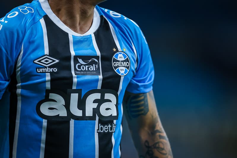 Jogador do Grêmio, em pé, durante Grêmio x Cruzeiro no Brasileirão 2025