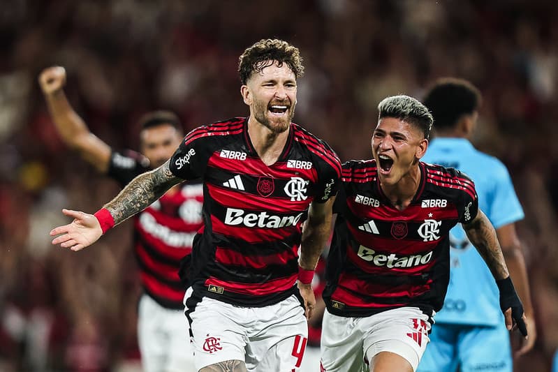 Léo Pereira comemora o gol pelo Flamengo sobre o Santos, com Carrascal atrás