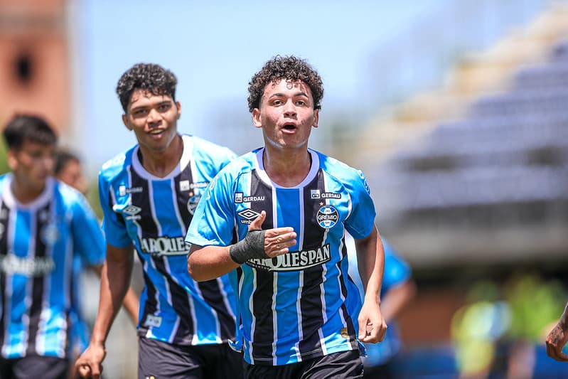 joão gabriel, atacante do Grêmio Sub-17, comemora gol diante o Coritiba, em duelo da Copa Sul Sub-17