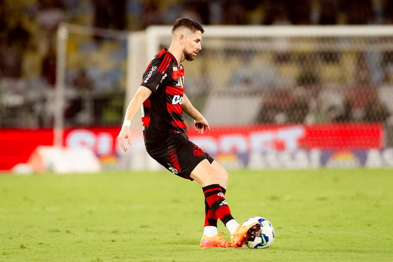Jorginho, volante do Flamengo, passando a bola durante Fla x Flu, pelo Brasileirão 2025