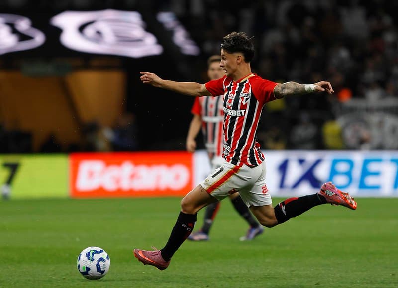 ferreirinha, atacante do são paulo, armando chute durante São Paulo x Corinthians no Brasileirão