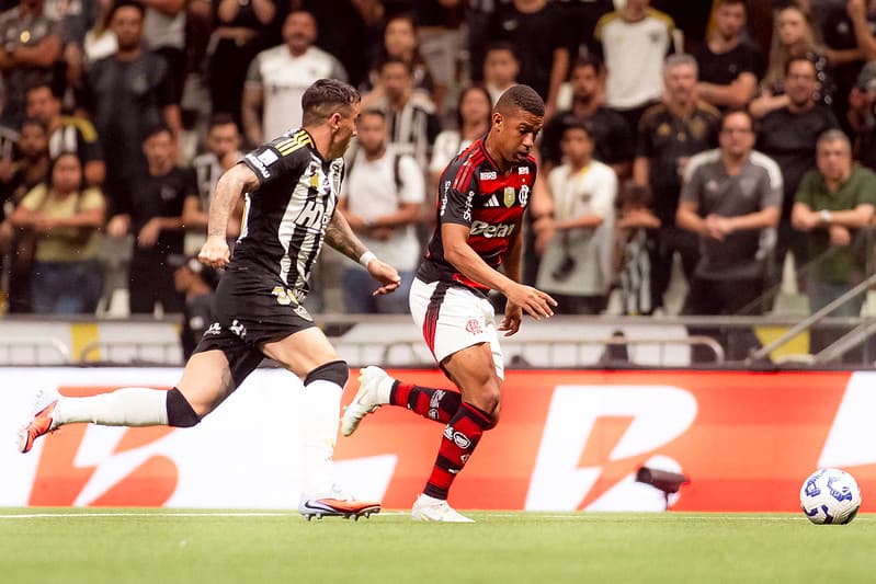 Samuel Lino em dividida durante Flamengo x Atlético-MG