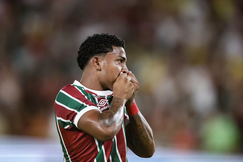 john kennedy, atacante do Fluminense, beija escudo do clube na camisa, após marcar contra o São Paulo, no Brasileirão