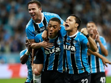 Arthur, Carlos Vinícius e Marlon comemoram gol do Grêmio