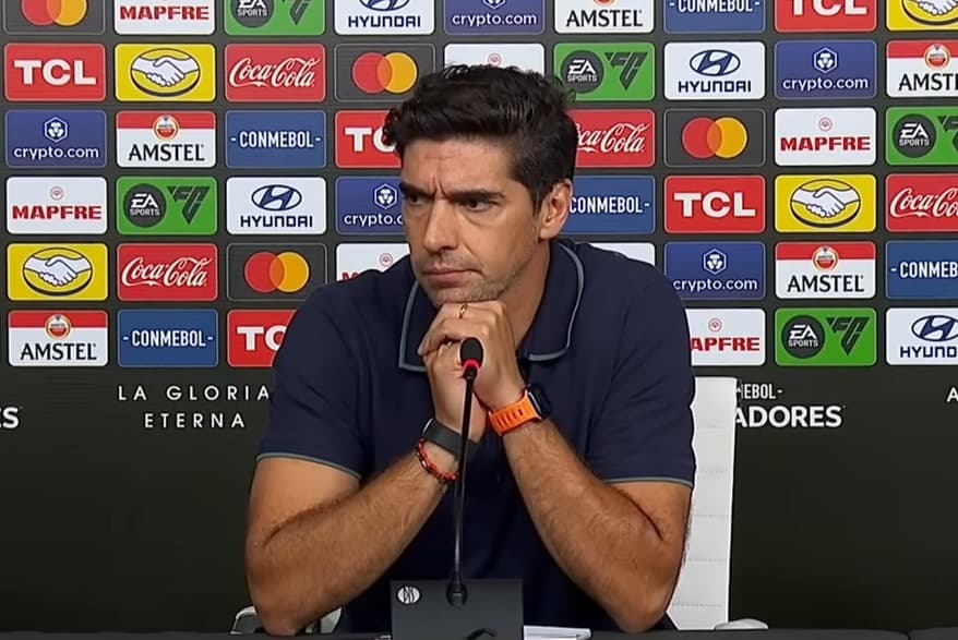Abel Ferreira com as mãos no queixo em coletiva na pós final da Libertadores