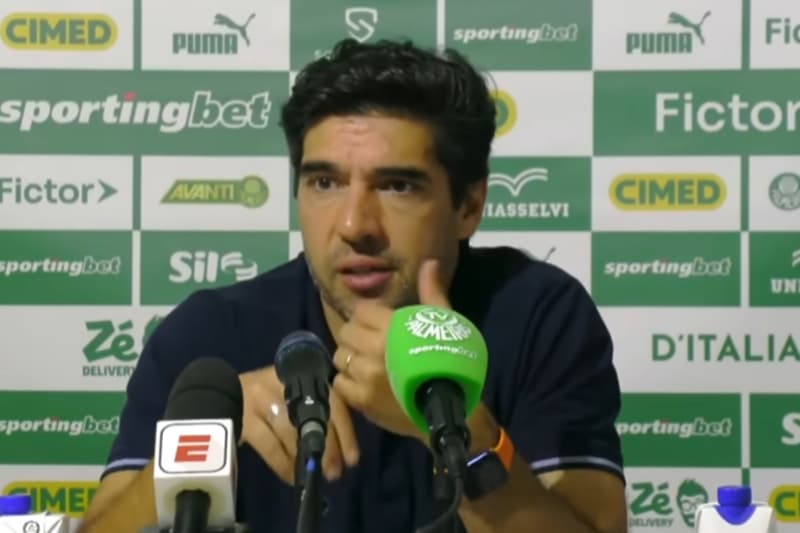 Abel Ferreira gesticula durante entrevista coletiva após derrota do Palmeiras contra o Mirassol pelo Brasileirão 2025