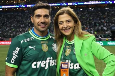 Foto do treinador Abel Ferreira ao lado da presidente do Palmeiras Leila Pereira