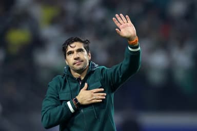 Abel Ferreira com uma mão no peito e outra estendida agradecendo emocionado à torcida do Palmeiras no Allianz Parque