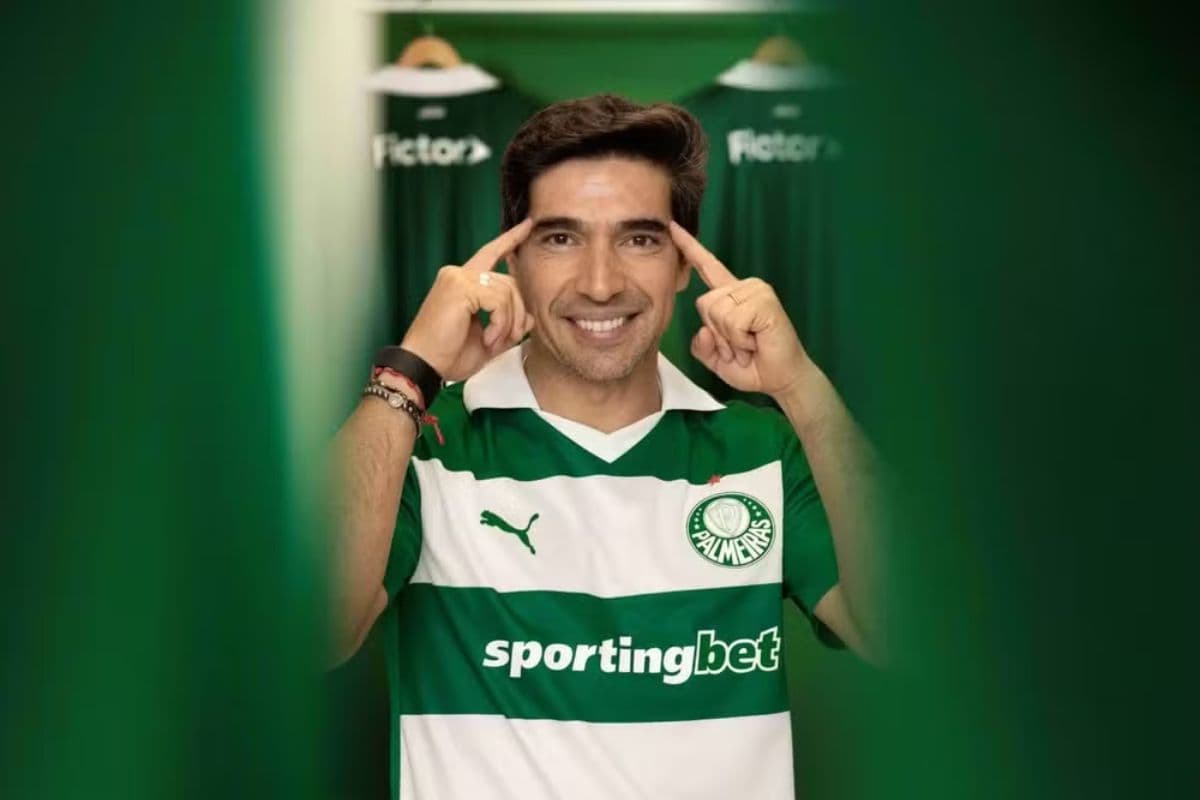 Abel Ferreira, treinador do Palmeiras, posa para foto usando o novo uniforme alternativo do clube