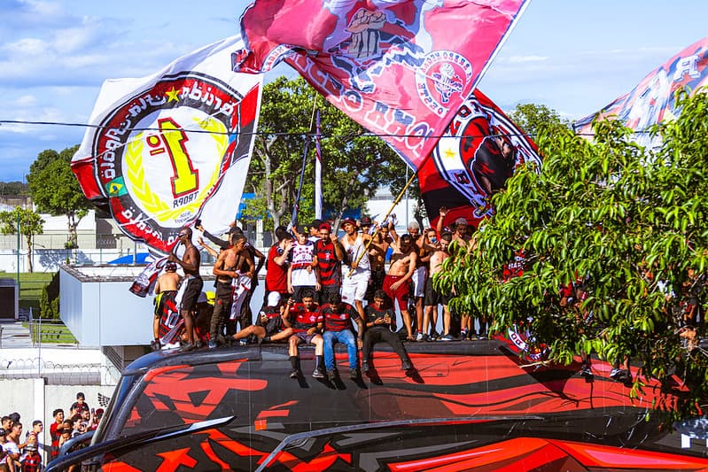Torcedores em cima do ônibus do Flamengo no AeroFla