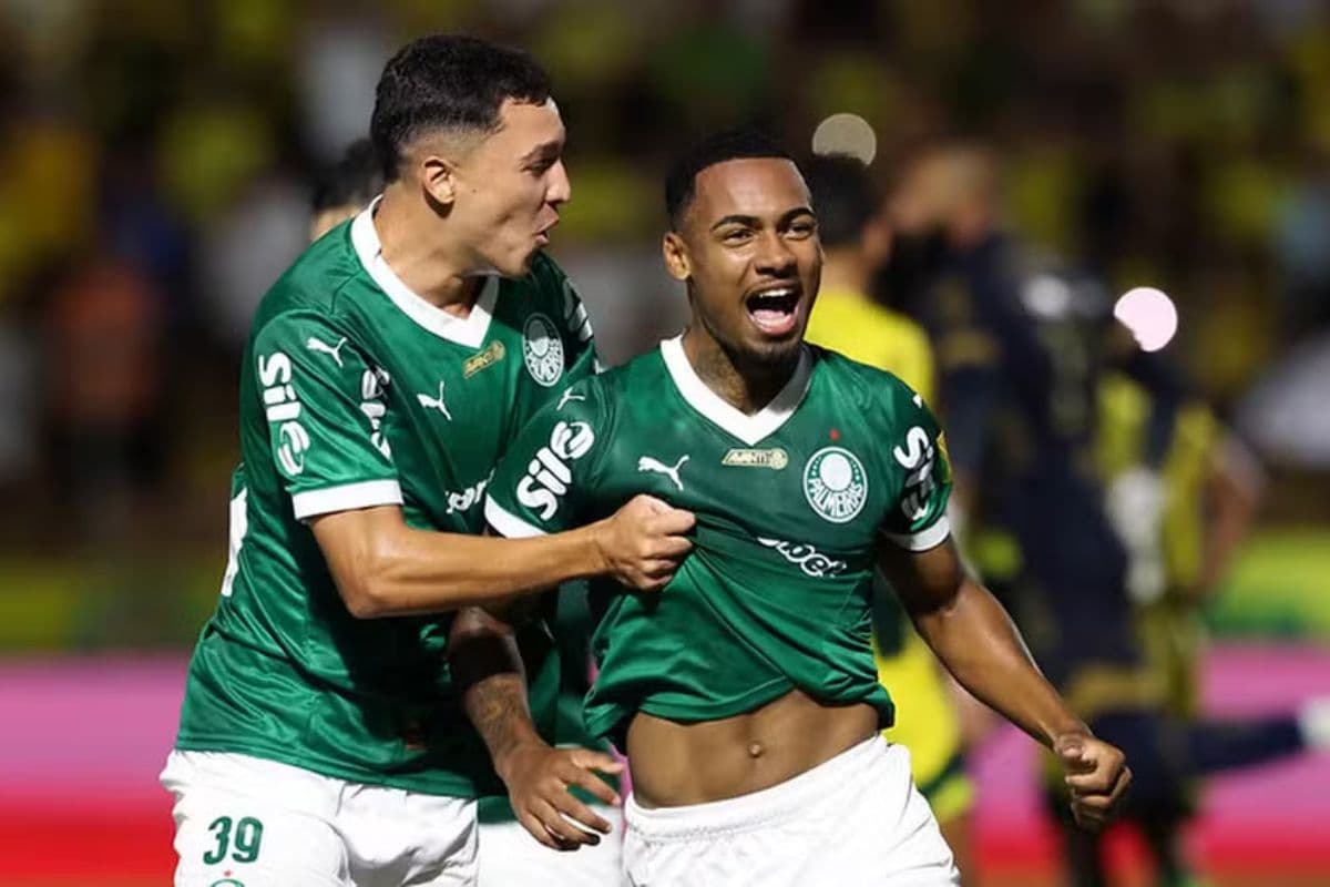Allan, destaque da base do Palmeiras, comemora gol ao lado do jogador Thalys