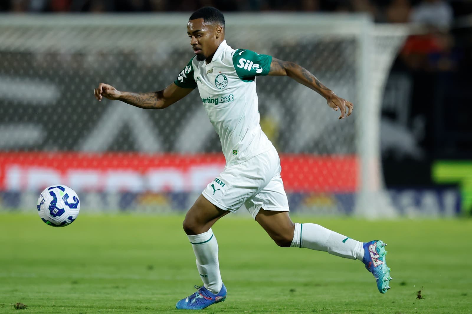 Allan do Palmeiras controla a bola durante uma partida entre Bragantino e Palmeiras como parte do Brasileirão 2025 no estádio Cícero de Souza Marques em 18 de maio de 2025 em Bragança Paulista, São Paulo, Brasil.