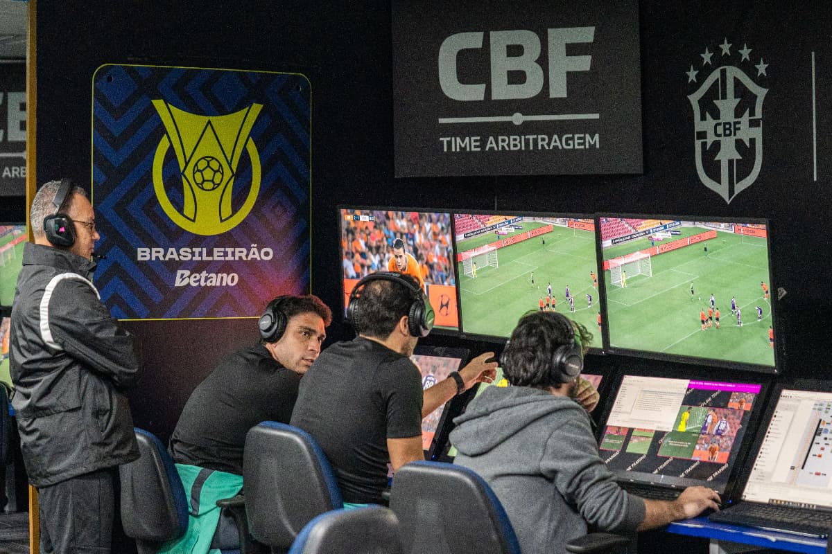 Cabine do VAR analisa lance de jogo pelo Campeonato Brasileiro