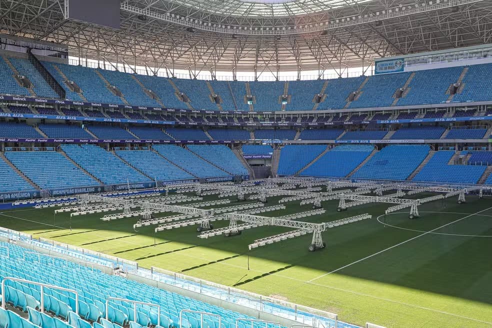 Gramado atual da Arena com os equipamentos de iluminação artificial