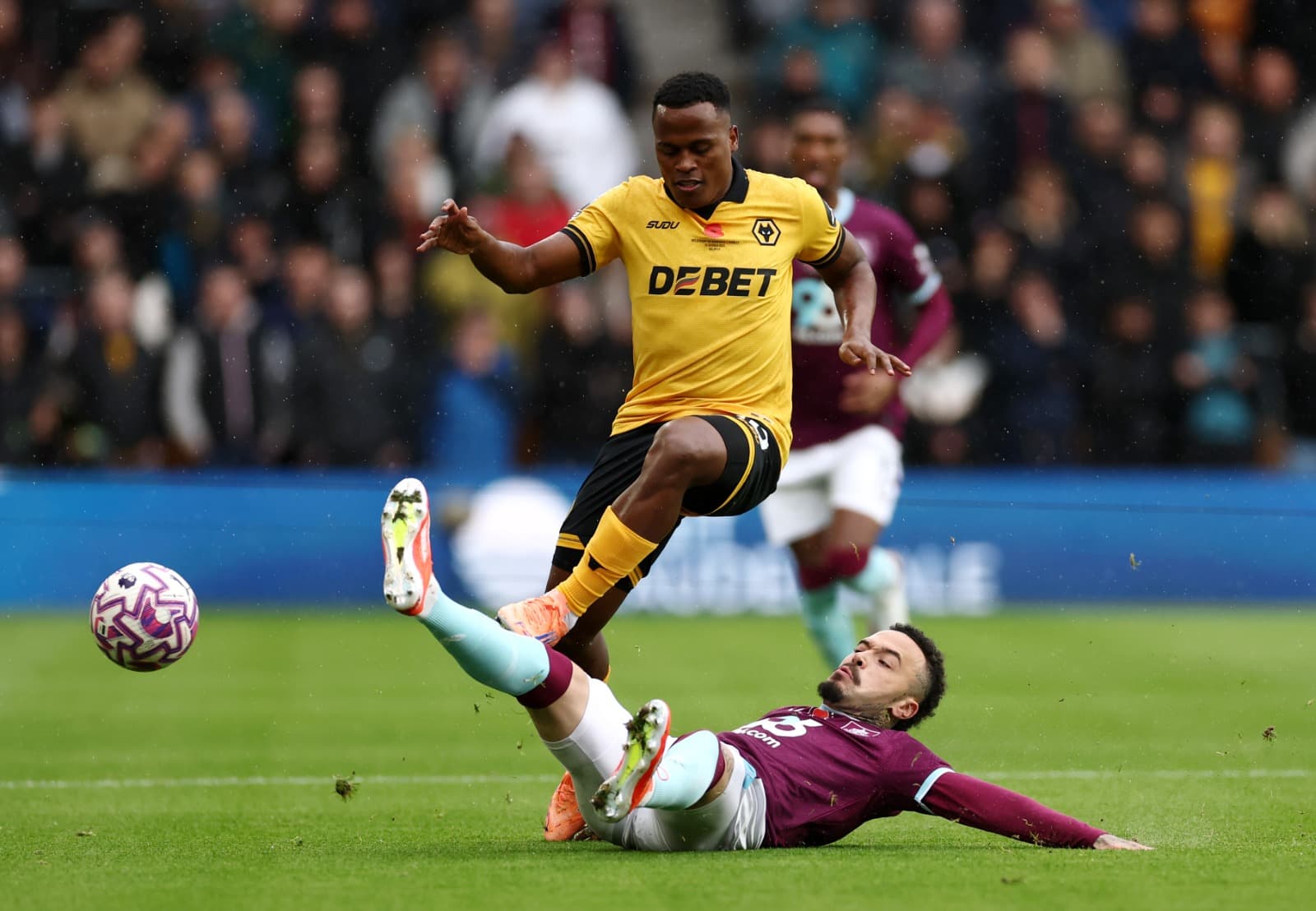 Jhon Arias, do Wolverhampton Wanderers, disputa a bola com Quilindschy Hartman, do Burnley, durante a partida da Premier League entre Wolverhampton Wanderers e Burnley, no Molineux, em 26 de outubro de 2025, em Wolverhampton, Inglaterra.