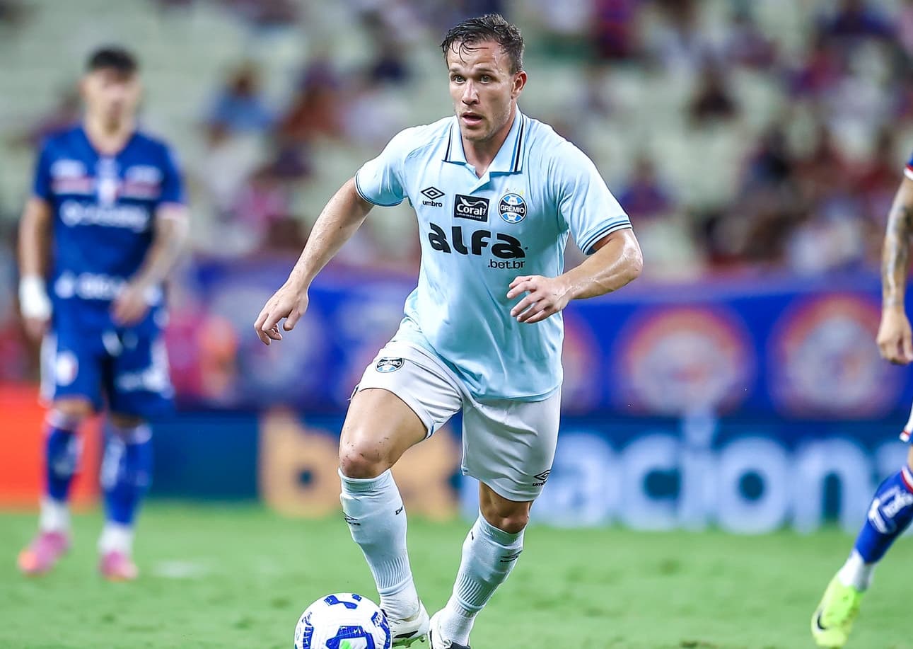 Arthur Melo conduz a bola durante duelo do Grêmio contra o Fortaleza, no Castelão, pelo Brasileirão 2025