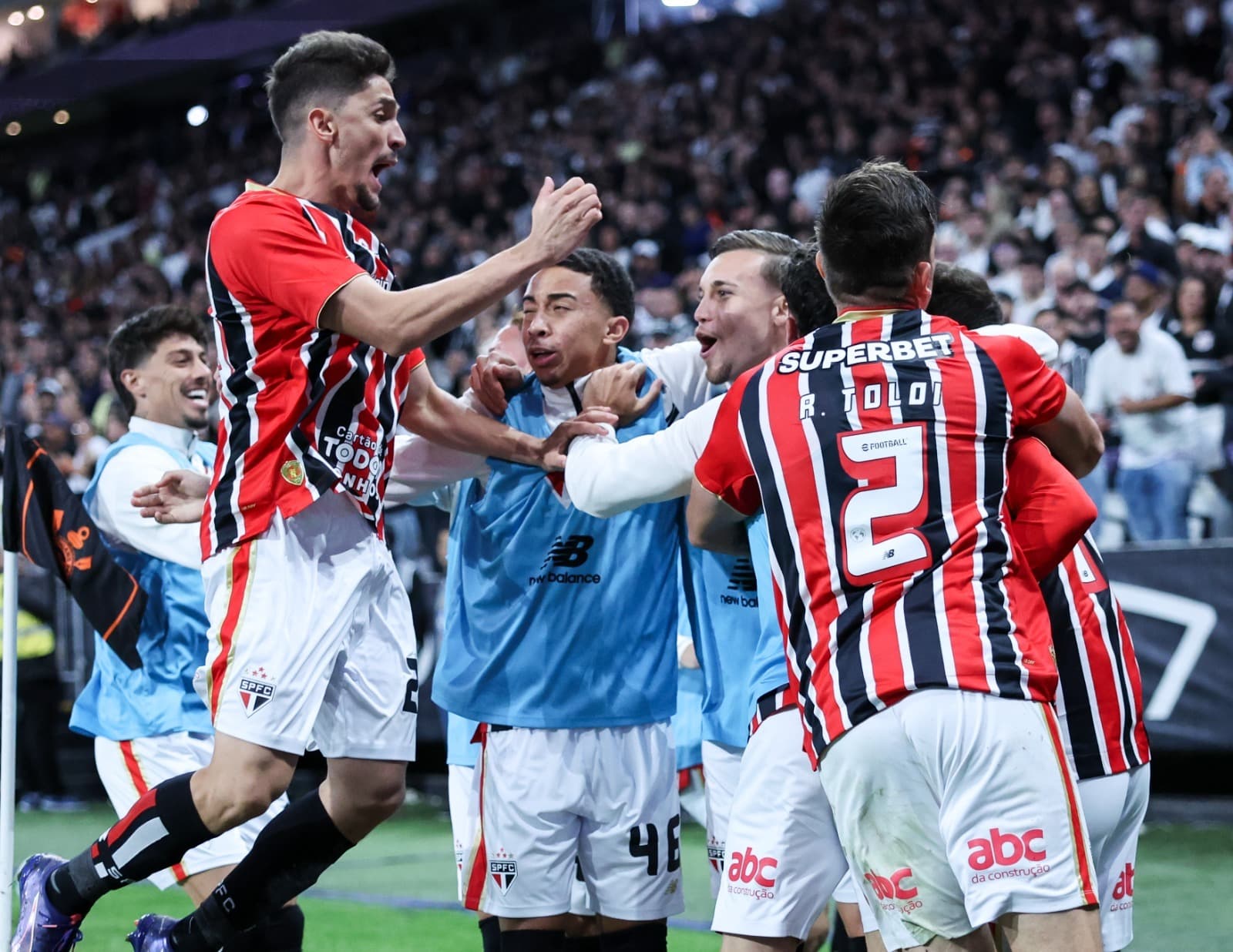 banco do são paulo comemorando gol de empate contra o corinthians