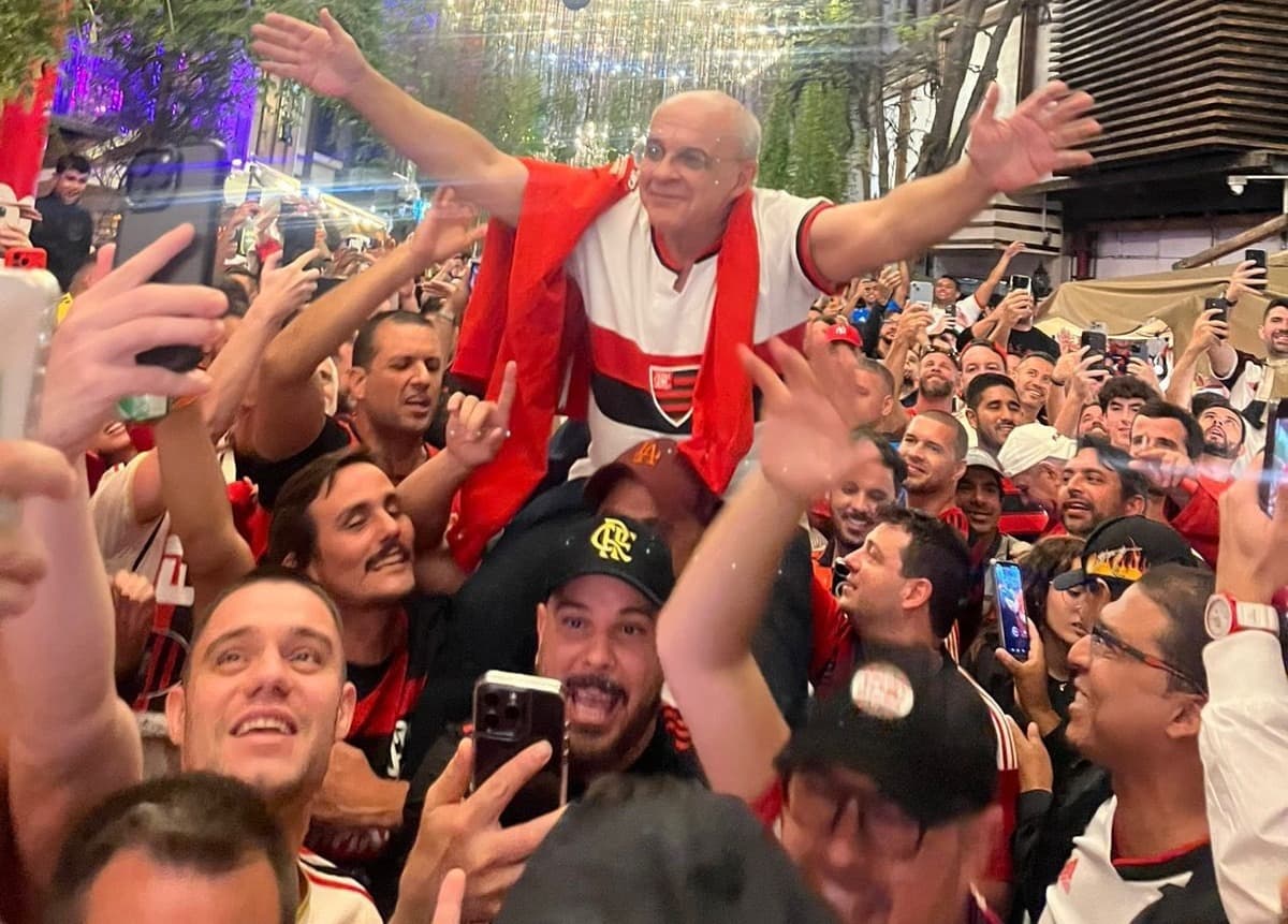 Eduardo Bandeira de Mello, ex-presidente do Flamengo, sendo carregado pela torcida nas ruas de Lima