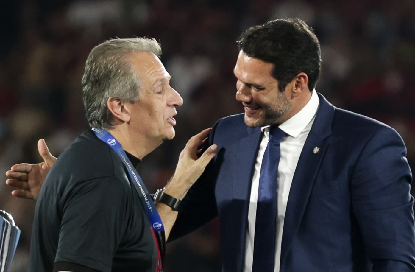 Bap e Samir Xaud, presidente da CBF, se cumprimentam após título do Flamengo no Mundial Sub-20