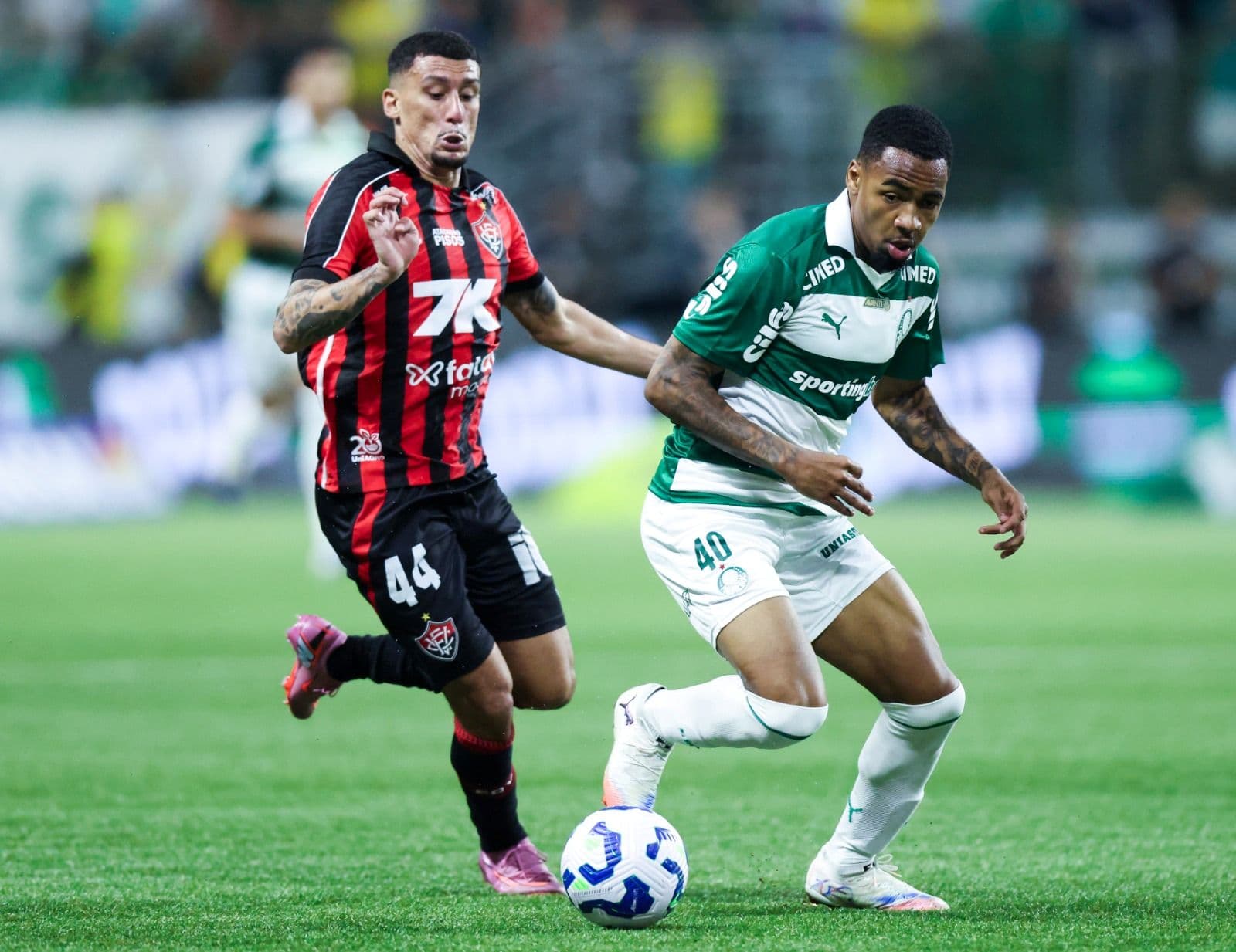 Baralhas do Vitória e Allan do Palmeiras brigam pela bola durante partida do Brasileirão 2025 entre Palmeiras e Vitória no Allianz Parque em 19 de novembro de 2025 em São Paulo, Brasil.