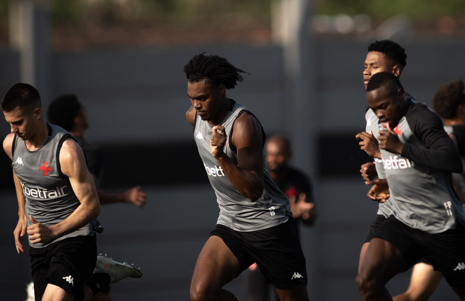 Jogadores do Vasco correm durante treinamento