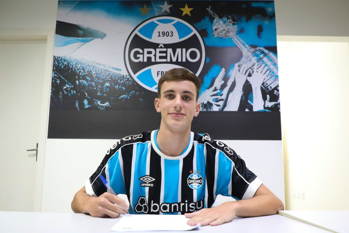 Bernardo Zortea, promessa da equipe sub-20 do Grêmio, durante assinatura de renovação de contrato