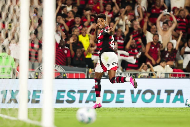 Bruno Henrique comemorando no Maracanã