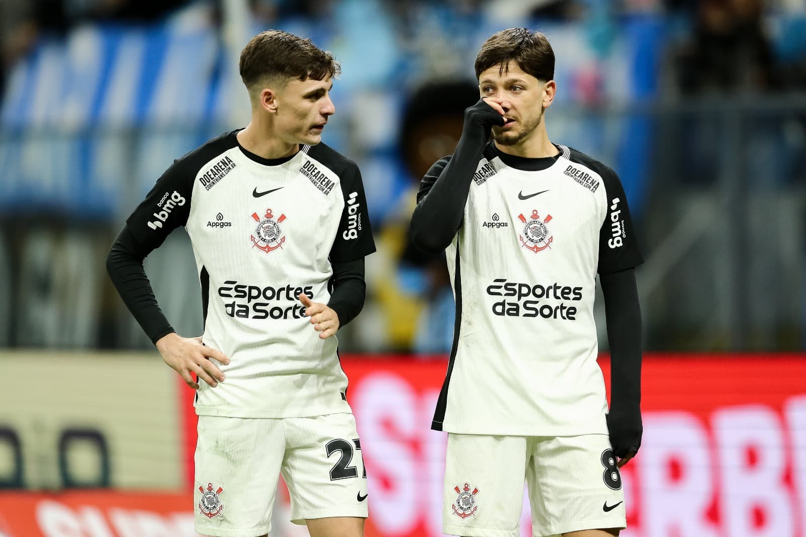 Bidon e Garro, do Corinthians, conversam em campo