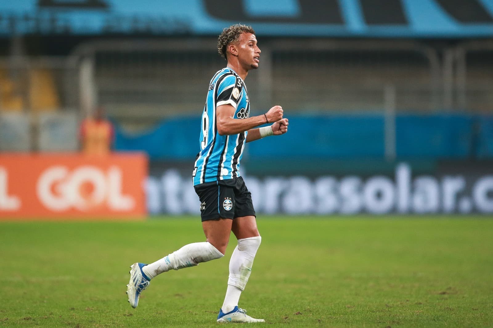 Bitello, comemorando gol pelo Grêmio em 2023