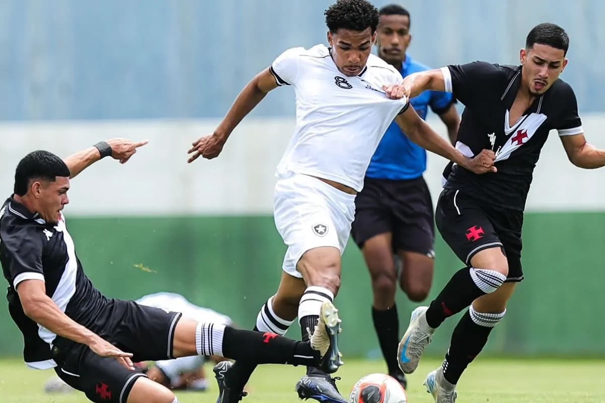 Jogadores de Vasco e Botafogo disputam bola na final do Campeonato Carioca Sub-20