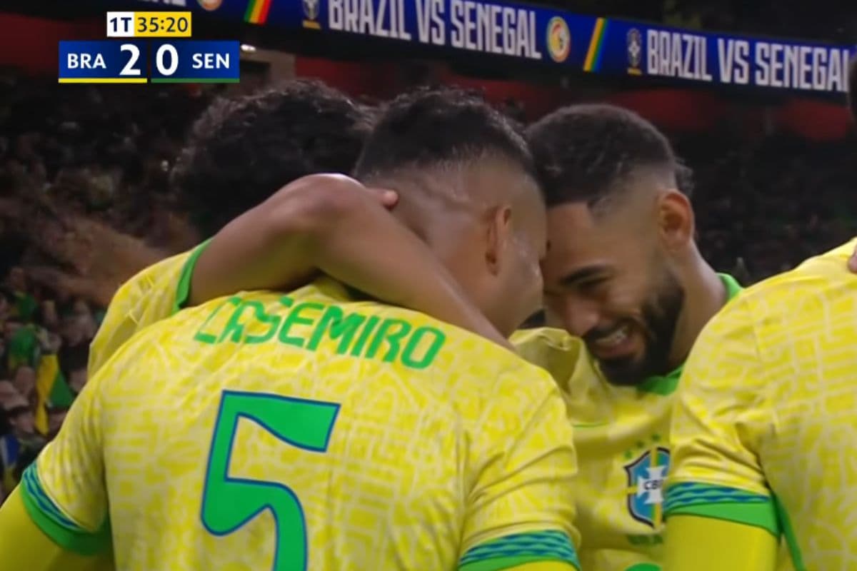 Jogadores da Seleção Brasileira comemoram gol marcado pelo volante Casemiro no amistoso contra Senegal