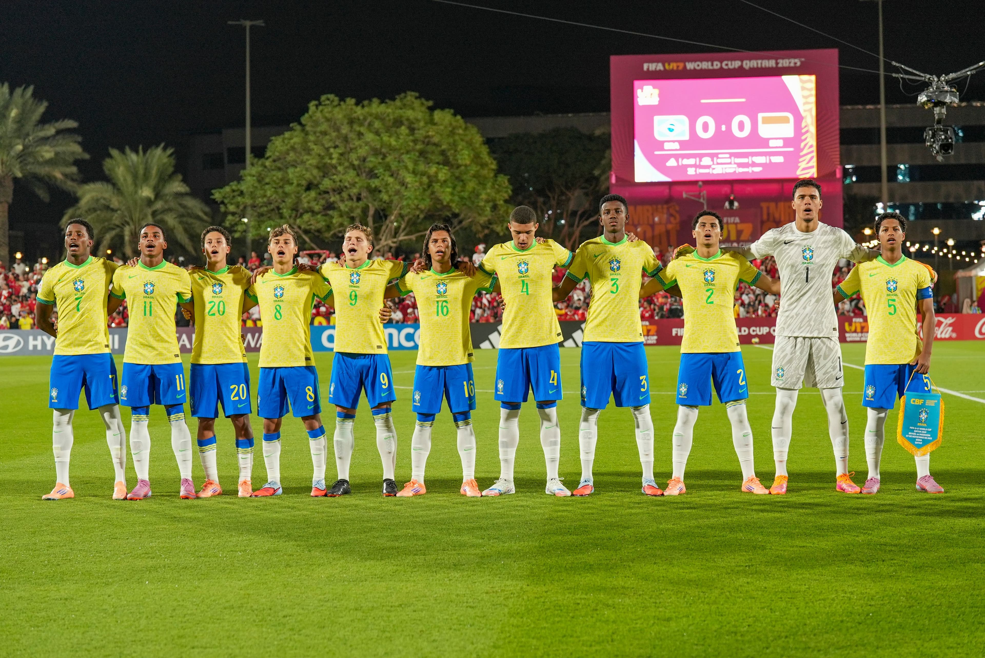 Jogadores da Seleção Brasileira alinham lado a lado durante execução de hino na Copa do Mundo Sub-17